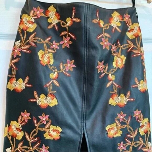 🍂 🍁 Black Leather Floral Leaves Embroidered Pencil Skirt with Center Slit - Picture 11 of 15